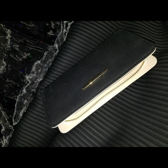 Handbags - Picture 5 of 8